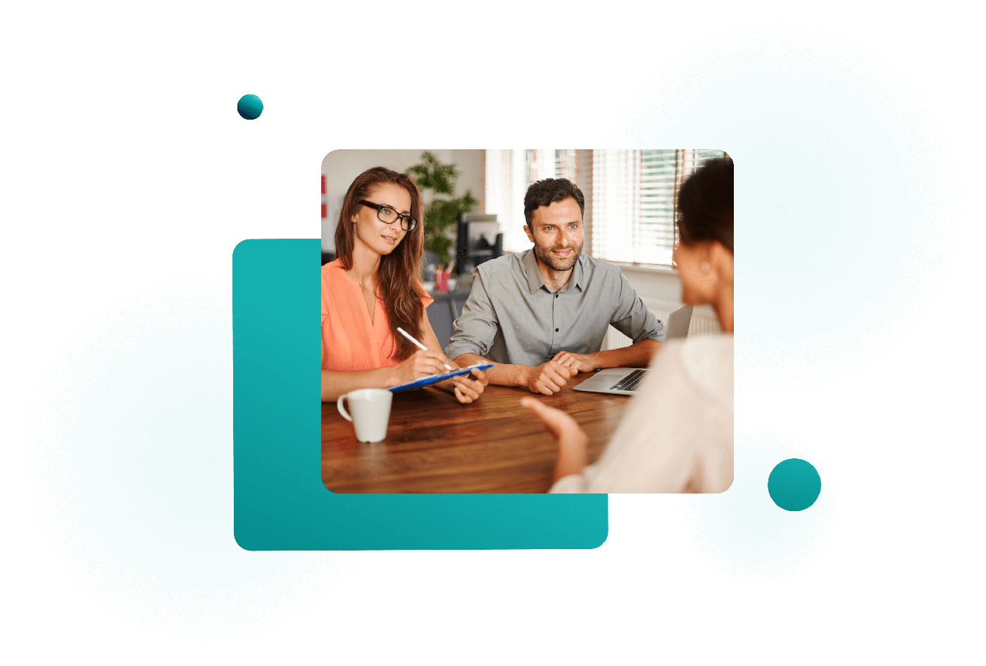 Personas aprendiendo sobre el leasing financiero en Guatemala