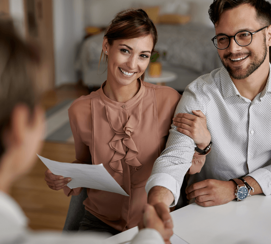 Personas solicitando leasing financiero en Guatemala